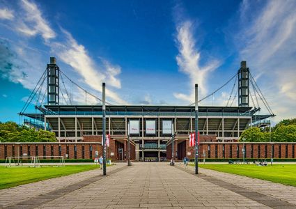 RheinEnergieSTADION, Frontansicht vom Fahrradweg kommend.
