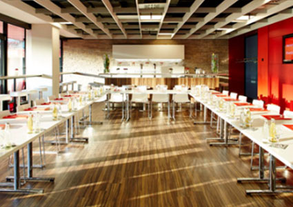 Konferenzraum im RheinEnergieSTADION mit U-förmig angeordneten Tischen