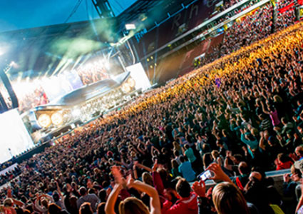 Konzert im RheinEnergieSTADION mit beleuchteter Bühne und jubelndem Publikum