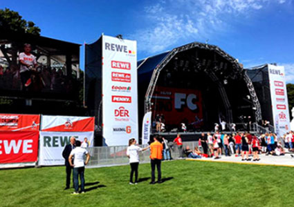 Vorbereitung auf ein Konzert im RheinEnergieSTADION bei hellem Tageslicht