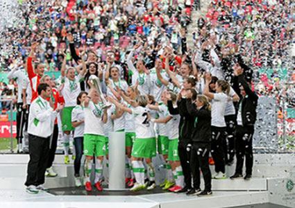 Jubelnde Mannschaft auf dem Spielfeld im RheinEnergieSTADION