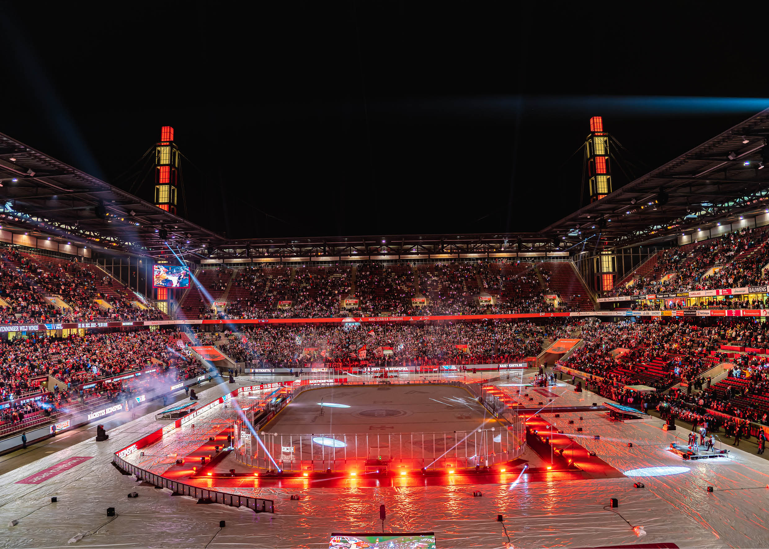 Eishockey-WinterGame im RheinEnergieSTADION bei winterlicher Atmosphäre