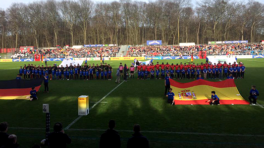 Aufstellung zweier Mannschaften mit Flaggen im RheinEnergieSTADION